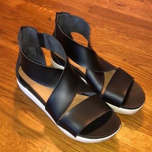 Universal Thread Sandals